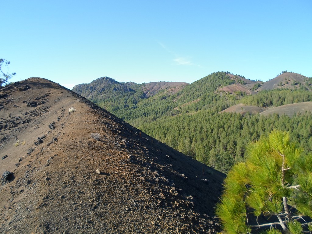 A coronar la cumbre de Mazo y encuentro en la fuente de nuestros antepasados