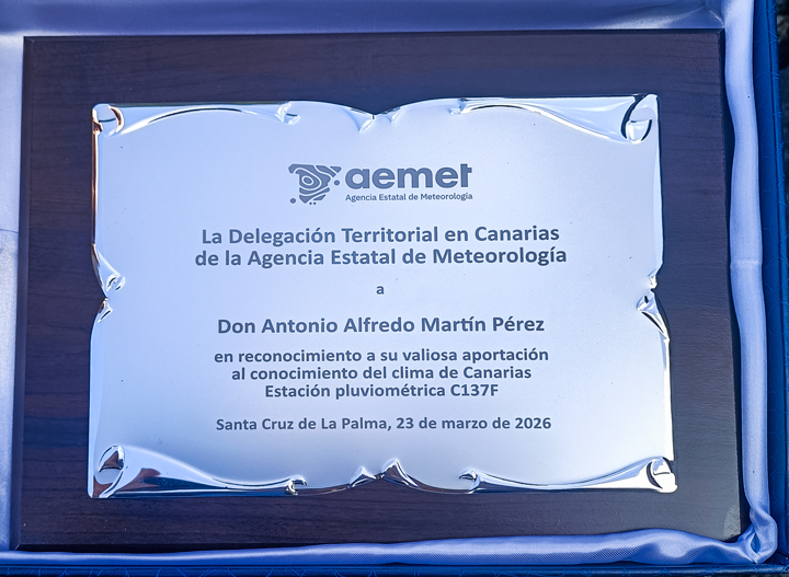 Antonio Martín y la estación pluviométrica C137F